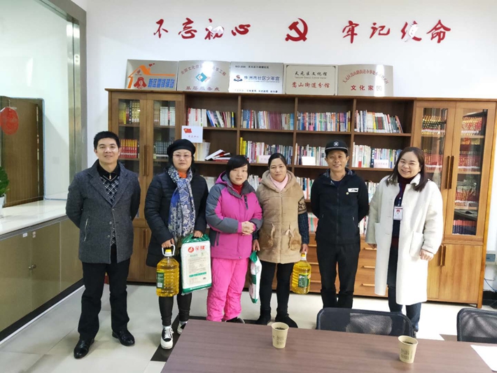 黨支部慰問(wèn)社區(qū)困難群眾