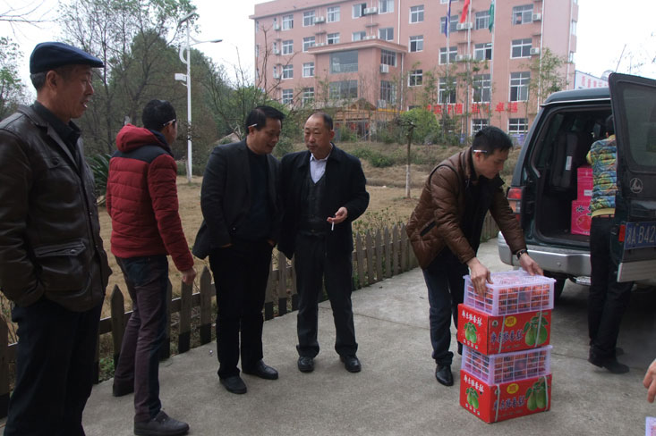 對(duì)老人盡一份孝心，給社會(huì)添一分和諧